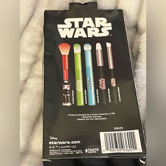 NEW Star Wars Disney Cosmetic Brush Set Of 5 Vader Brush Lightsaber Lights Up. - Picture 3 of 3